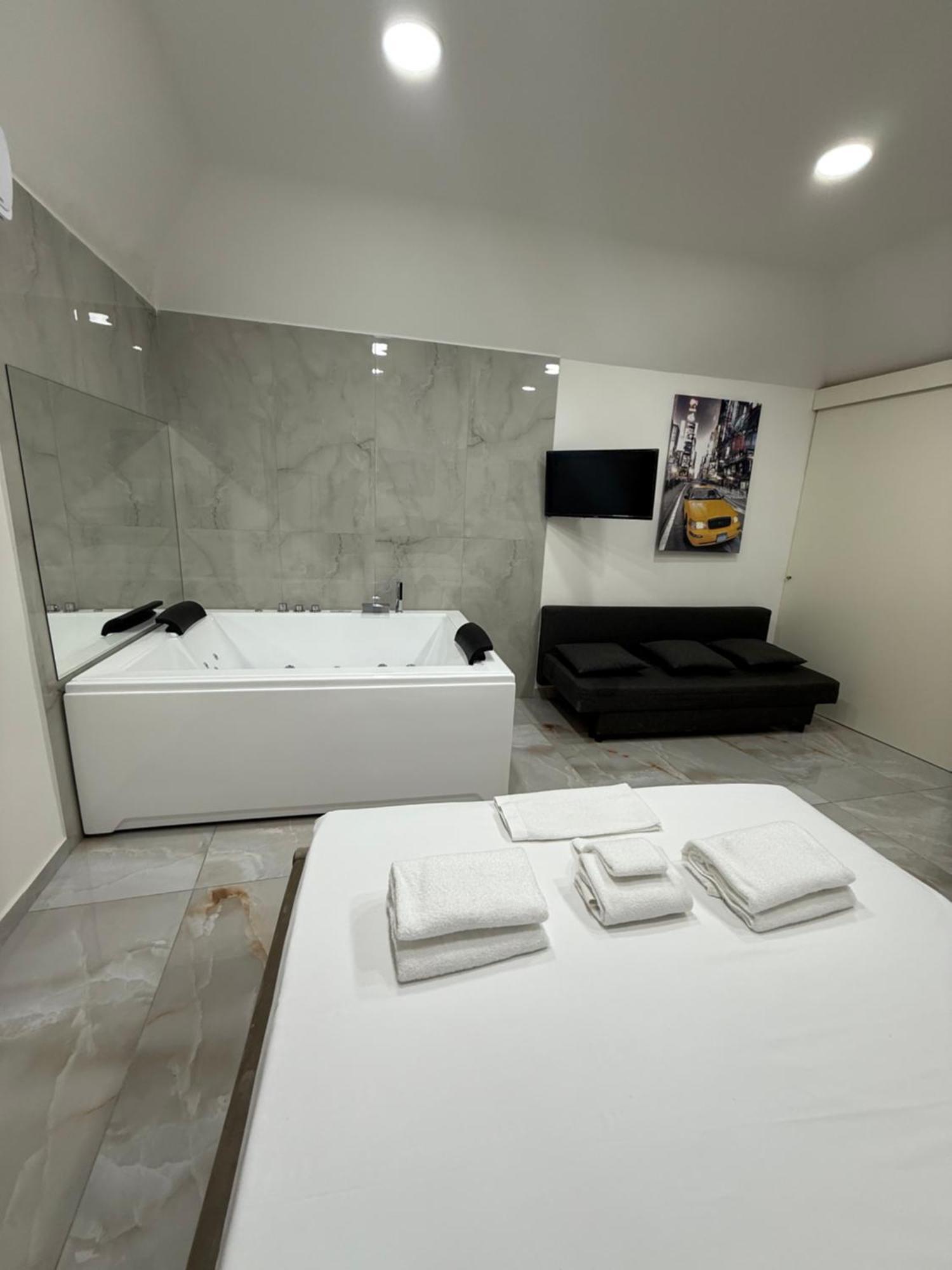 Caracciolo Suites 36 Napoli Bagian luar foto