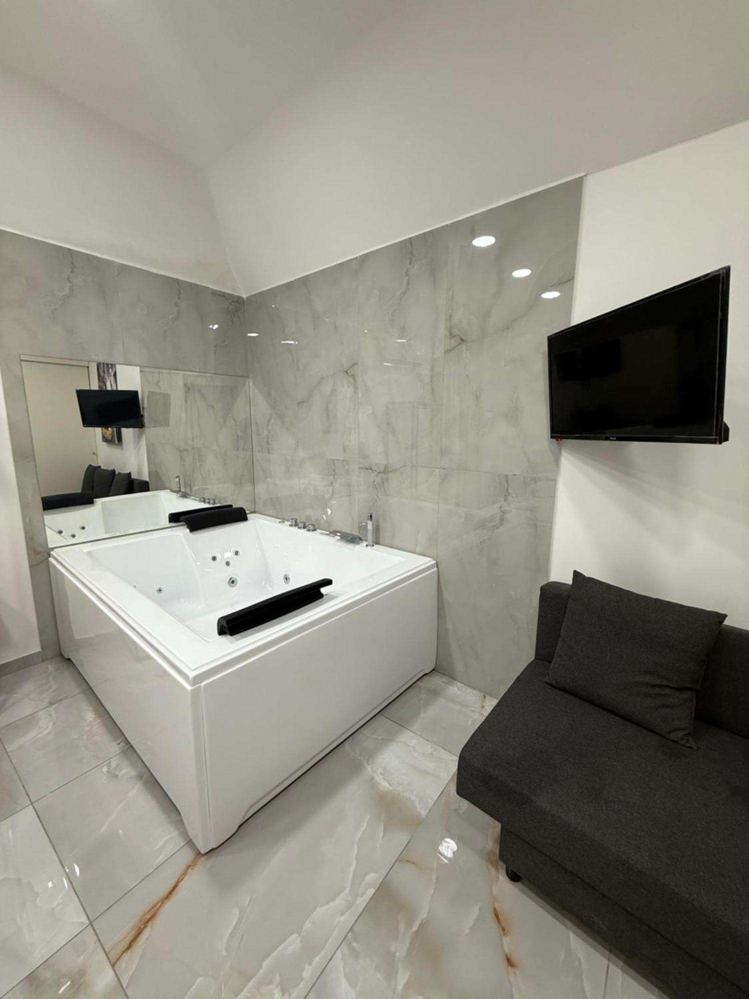 Caracciolo Suites 36 Napoli Bagian luar foto