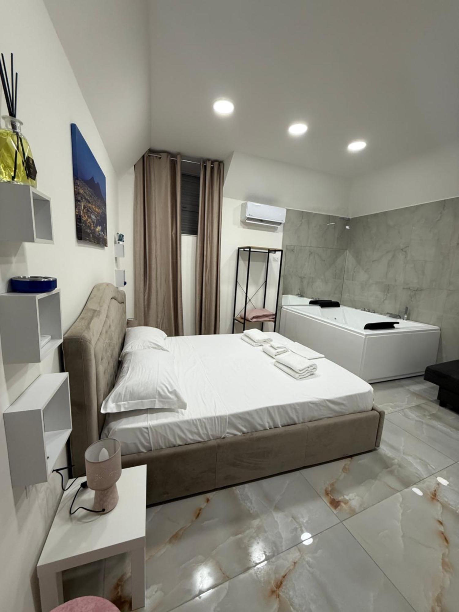 Caracciolo Suites 36 Napoli Bagian luar foto