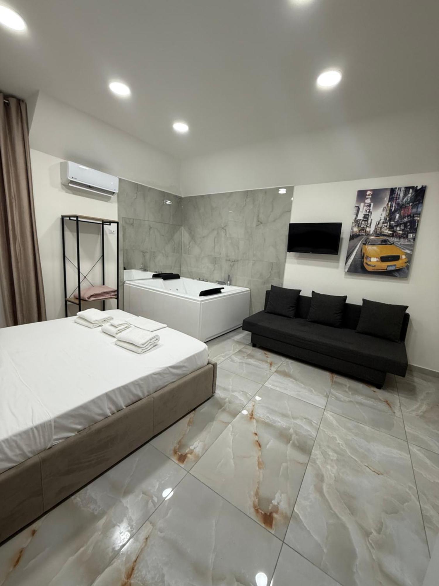 Caracciolo Suites 36 Napoli Bagian luar foto